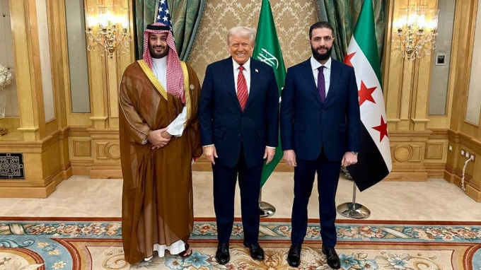 Từ trái qua phải: Thái tử Arab Saudi Mohammed bin Salman, Tổng thống Mỹ Donald Trump và Tổng thống lâm thời Syria Ahmed al-Sharaa trong cuộc gặp tại Riyadh ngày 14/5. Ảnh:Daily Sabah