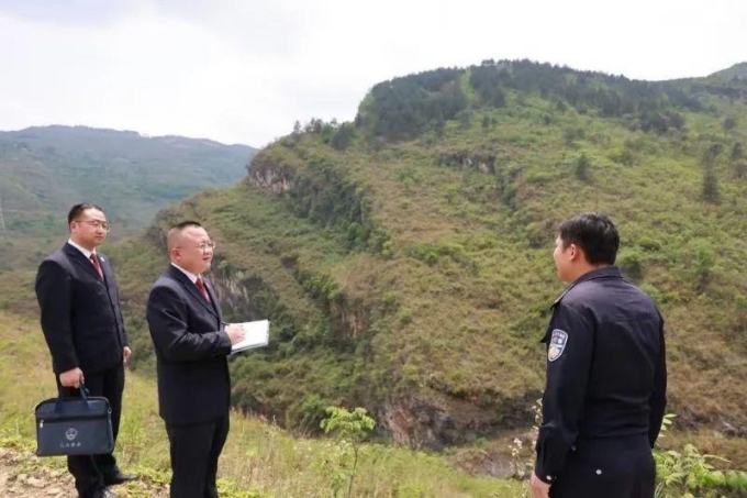 Kiểm sát viên của VKSND huyện Tình Long đến hiện trường vụ án, tháng 2/2024. Ảnh: Hongxing Xinwen