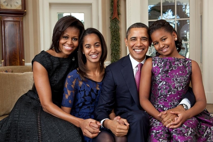 Vợ chồng cựu Tổng thống Mỹ Barack Obama chụp hình cùng hai con Malia (trái) và Sasha tại phòng Bầu dục năm 2011. Ảnh: The White House