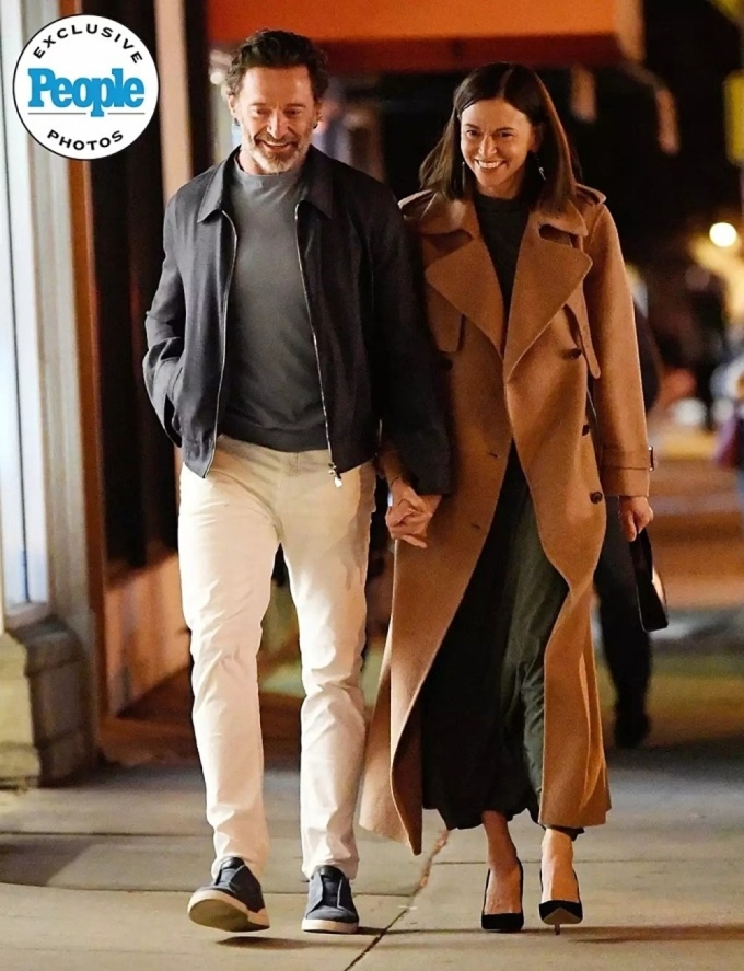 Hugh Jackman dạo phố California cùng bạn gái Sutton Foster tháng 1. Ảnh: People