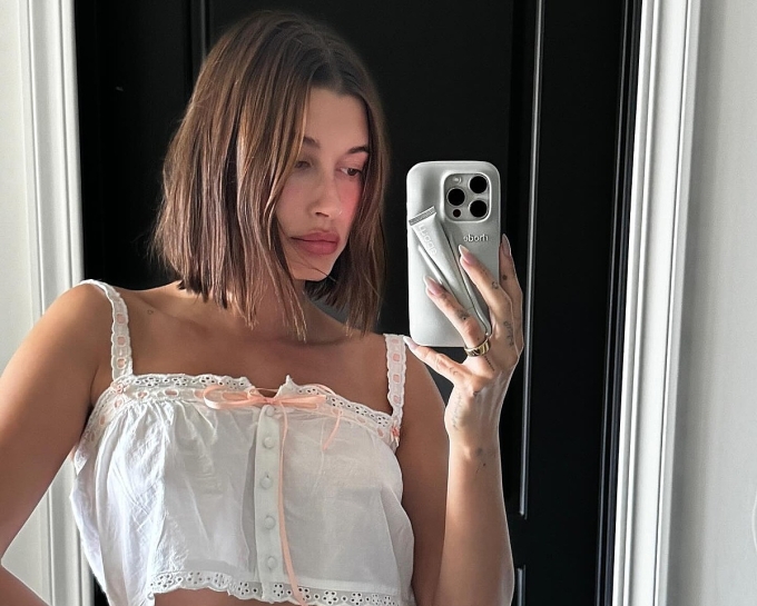 Hailey Bieber giới thiệu mẫu ốp lưng đựng son dưỡng qua bài đăng trên trang cá nhân. Ảnh: Instagram Hailey Bieber