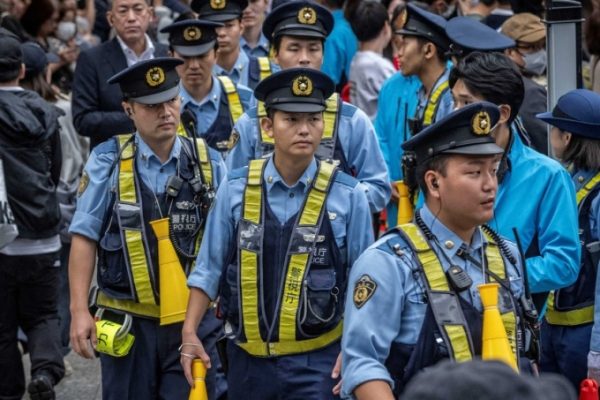 Cụ bà bị lừa tiền USD tham gia lừa đảo vì được “đối xử tử tế”