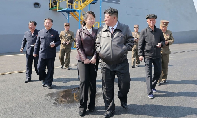 Ông Kim Jong-un và con gái thị sát một vụ phóng tên lửa từ chiến hạm trong bức ảnh được công bố hôm 30/4. Ảnh: AFP