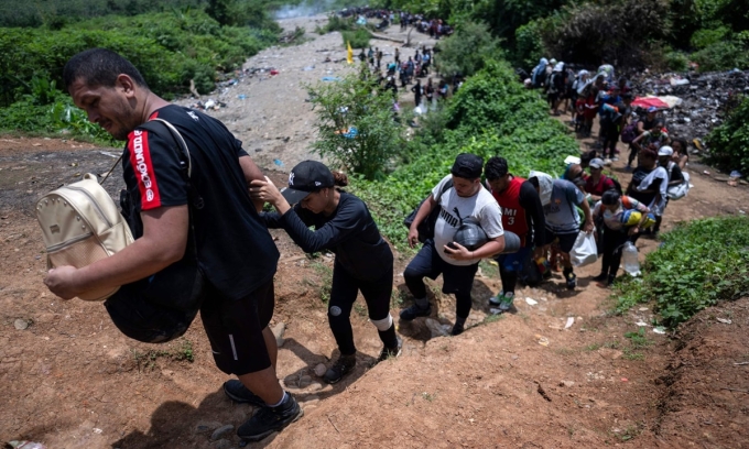Những người di cư băng qua rừng Darién Gap, Panama. Ảnh: AFP