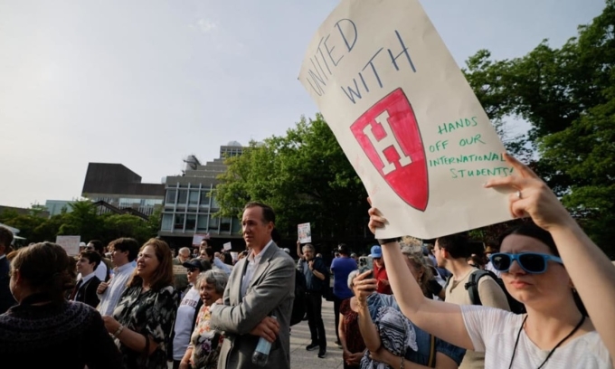 Một cuộc biểu tình trong khuôn viên Đại học Harvard nhằm thể hiện ủng hộ đối với sinh viên quốc tế ngày 27/5. Ảnh:Reuters