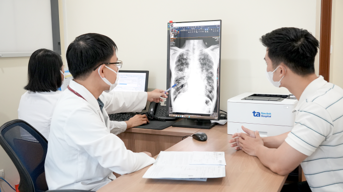 Bác sĩ khám và tư vấn cho Quân trước khi xuất viện. Ảnh: Bệnh viện Tâm Anh