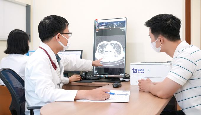 Bác sĩ Đặng Thành Đô khám và tư vấn cho người bệnh mắc Covid-19. Ảnh minh họa: Bệnh viện Tâm Anh