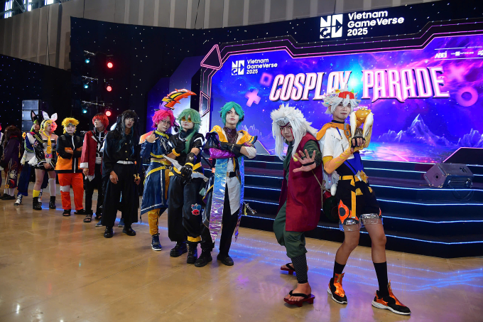 Hàng dài cosplayer di chuyển vào sân khấu Vietnam GameVerse 2025. Ảnh: Thanh Tùng