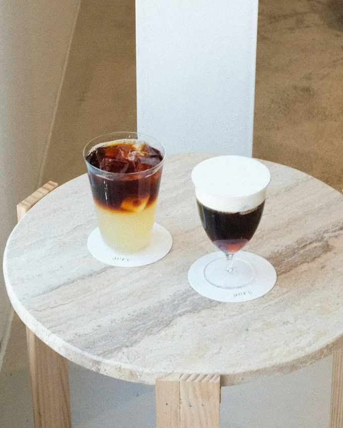 Nước trái cây cà phê (bên trái) và cà phê kem dừa tại Aery Coffee. Ảnh: aery.coffee/ Instagram