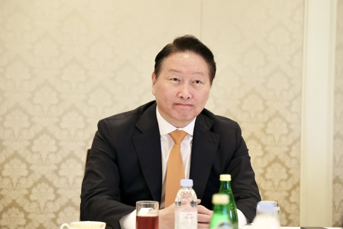 Chủ tịch Tập đoàn SK Tae-Won Chey tại cuộc gặp Phó thủ tướng Nguyễn Chí Dũng, ngày 29/5. Ảnh: VGP