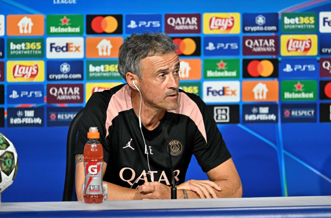 HLV Luis Enrique trong buổi họp báo trước chung kết Champions League ngày 30/5. Ảnh: PSG