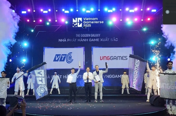 Đại diện VTC nhận giải tại Vietnam Game Awards tối 26/5. Ảnh: VTC