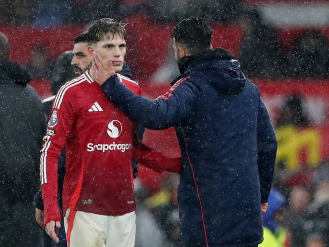 Garnacho (trái) tỏ thái độ khi bị thay ra trong trận Man Utd 3-2 Ipswich ở vòng 27 Ngoại hạng Anh trên sân Old Trafford tối 26/2/2025. Ảnh: Reuters