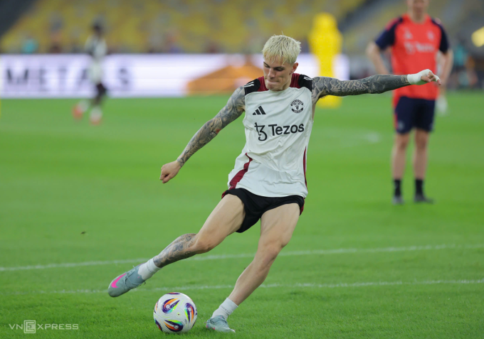 Garnacho trong buổi tập của Man Utd trên sân sân Bukit Jalil, Malaysia, trước trận gặp Các ngôi sao Đông Nam Á ngày 27/5. Ảnh: Hoàng Ca
