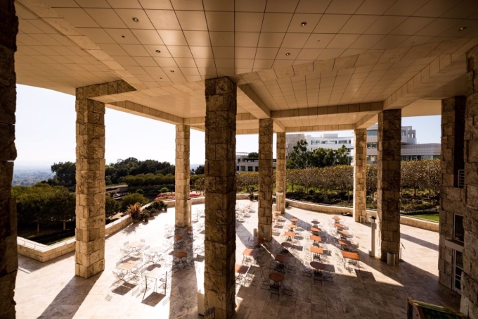 Các khối kim loại và đá travertine tăng khả năng chống cháy ở bảo tàng Getty. Ảnh: Christopher Sprinkle