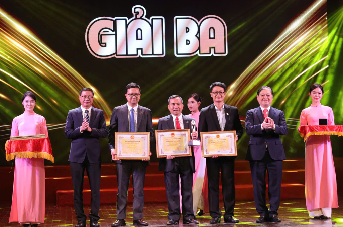 Các tác giả công trình nhận giải ba. Ảnh: Nguyễn Hòa