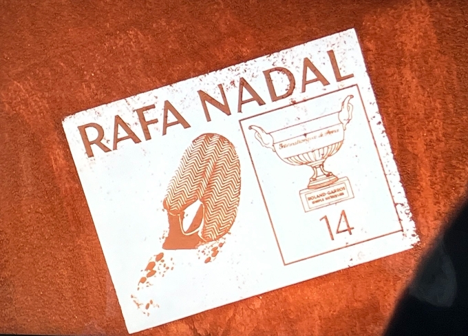 Dấu chân của Nadal cùng biểu tượng cup Roland Garros và con số kỷ lục 14 lần vô địch được in lên sân đấu trung tâm Philippe Chatrier, Paris, Pháp hôm 25/5. Ảnh: Reuters