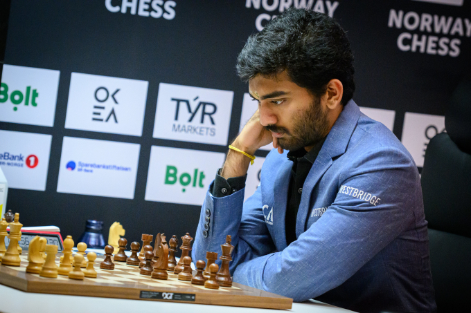 Gukesh Dommaraju trong ván đấu với Erigaisi Arjun, vòng hai siêu giải Na Uy tại tòa nhà Finansparken, thành phố Stavanger, Na Uy, ngày 27/5/2025. Ảnh: Norway Chess