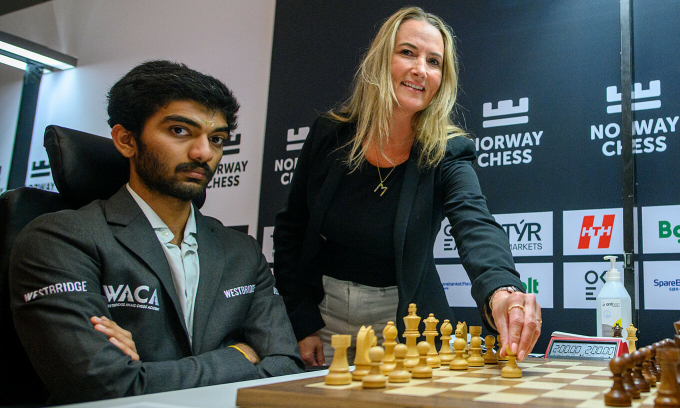 Gukesh Dommaraju (trái) trước ván đấu với Hikaru Nakamura ở vòng ba siêu giải Na Uy tại tòa nhà Finansparken, thành phố Stavanger, Na Uy, ngày 28/5/2025. Ảnh: Norway Chess