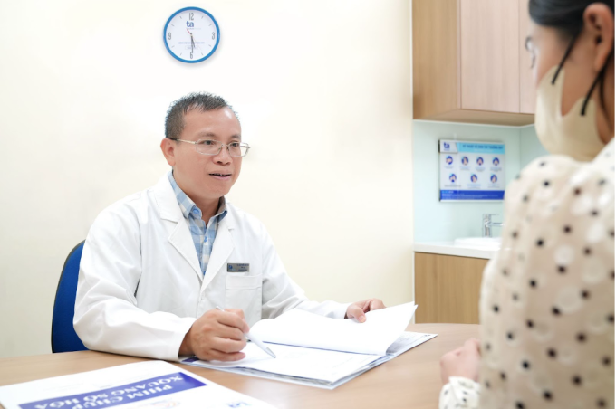 Bác sĩ Hải tư vấn cho người bệnh. Ảnh minh họa: Bệnh viện Đa khoa Tâm Anh