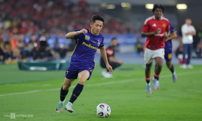Hai Long đi bóng trong trận ASEAN All Stars gặp Man Utd trên sân Bukit Jalil, thành phố Kuala Lumpur, Malaysia, tối 28/5/2025. Ảnh: Hoàng Ca