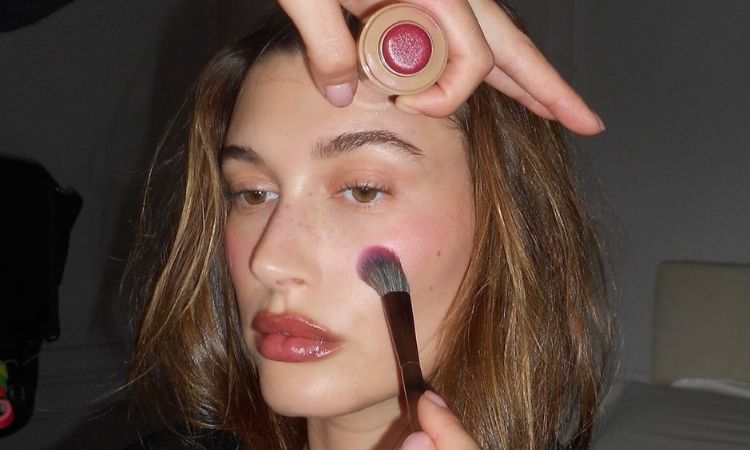 Hailey Bieber trang điểm bằng đồ của hãng Rhode