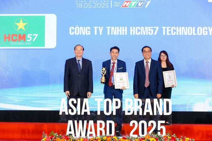 Ông Trần Viết Thi đại diện công ty nhận hai danh hiệu tại lễ công bố Thương hiệu tín nhiệm hàng đầu châu Á lần thứ 8. Ảnh: HCM57 Technology