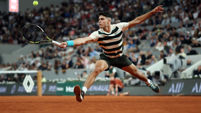 Alcaraz cứu bóng ở vòng hai Roland Garros, trên sân Trung tâm Philippe Chatrier, Paris, Pháp hôm 28/5. Ảnh: ATP