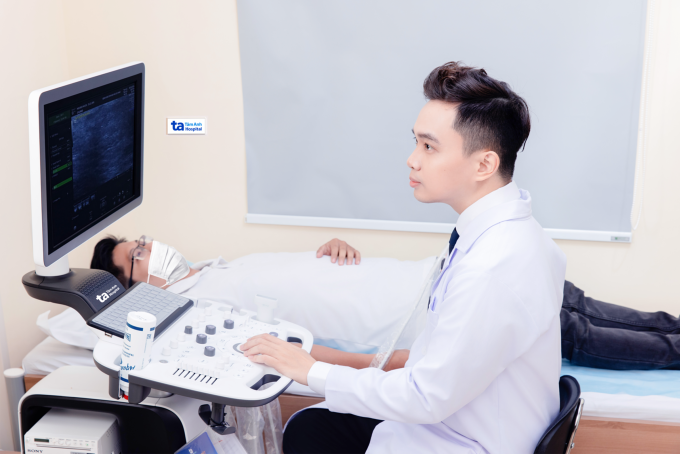 Bác sĩ Minh siêu âm cho một nam giới vô sinh. Ảnh minh họa: Bệnh viện Đa khoa Tâm Anh Quận 8