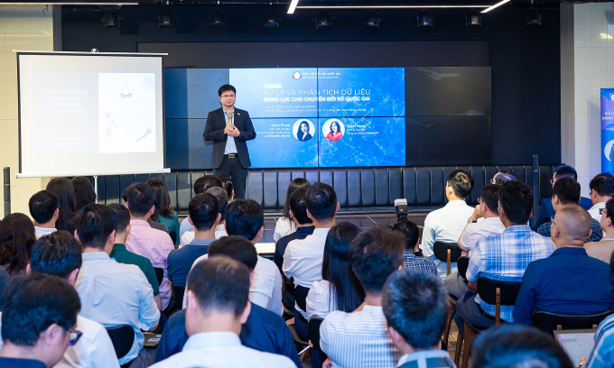 Thiếu tá Đào Đức Triệu, Tổng thư ký Hiệp hội Dữ liệu quốc gia phát biểu tại tọa đàm. Ảnh: Minh Sơn