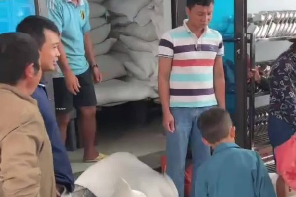 Hiệu trưởng chia 21 tấn gạo cho học sinh cuối năm