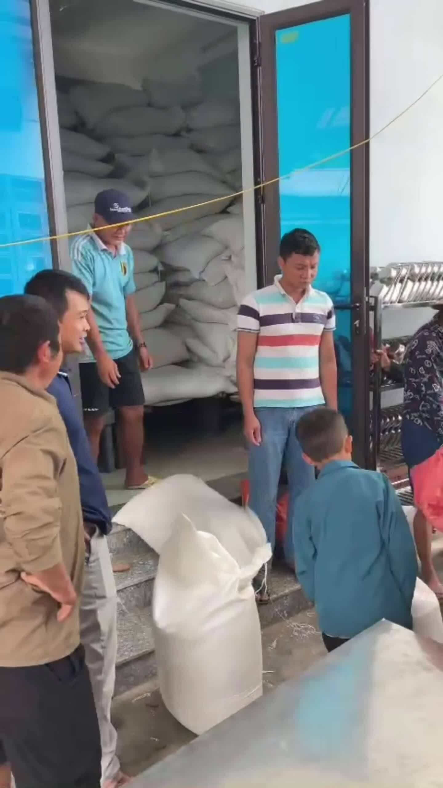 Hiệu trưởng chia hơn 21 tấn gạo cho học sinh cuối năm