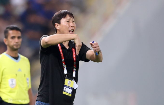 HLV Kim Sang-sik chỉ đạo trong trận Việt Nam thắng Thái Lan 3-2 tại lượt về chung kết ASEAN Cup 2024, ngày 5/1/2025 trên sân Rajamangala, Thái Lan. Ảnh: Đức Đồng