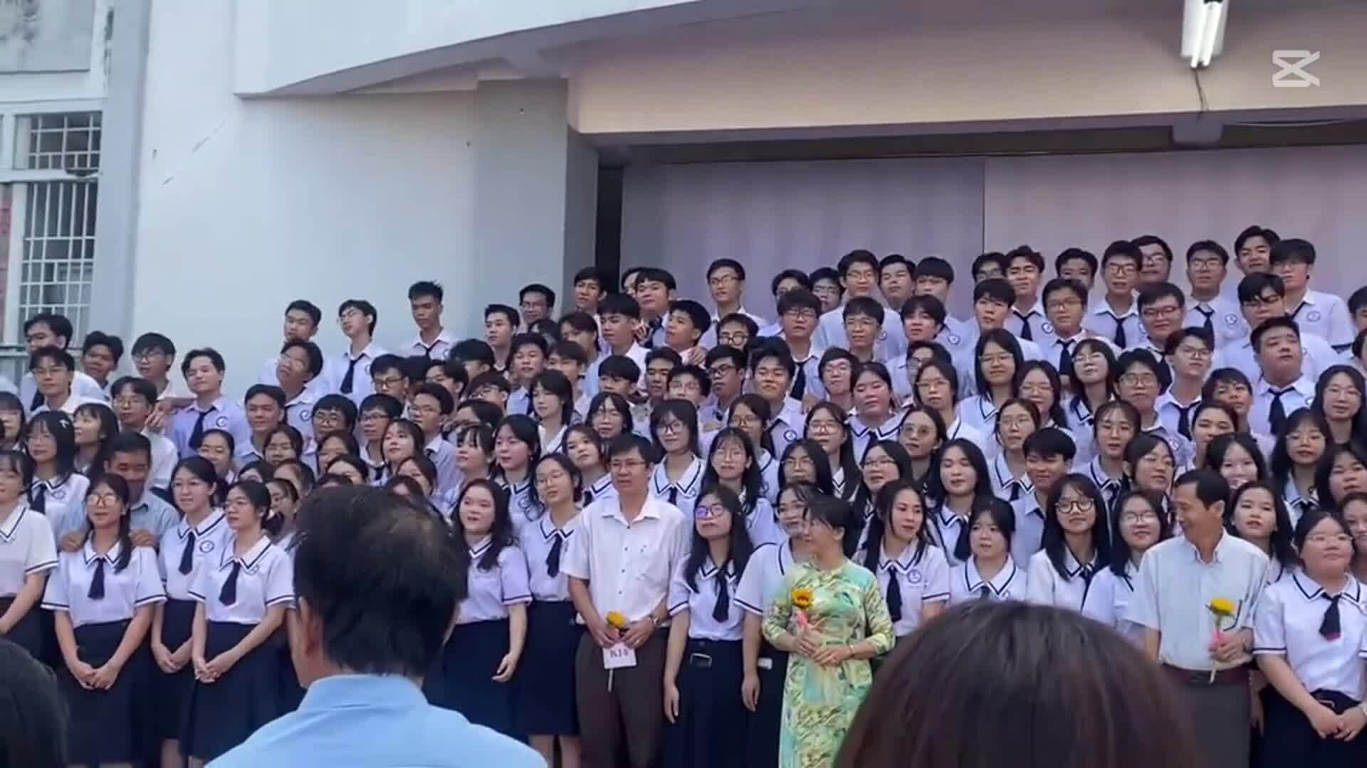 Học sinh cấp ba hát "Phép màu"