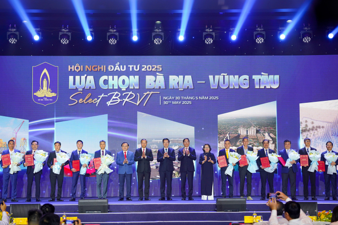 Phó Thủ tướng Mai Văn Chính (giữa) và lãnh đạo tỉnh Bà Rịa - Vũng Tàu khi trao chứng nhận đầu tư cho các doanh nghiệp. Ảnh: Trường Hà