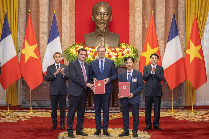 Đại diện Viện Hàn lâm Khoa học và Công nghệ Việt Nam và Trung tâm Nghiên cứu Vũ trụ Quốc gia Pháp CNES và Tập đoàn Airbus Defence & Space ADS trao biên bản hợp tác trước chứng kiến của Chủ tịch nước Lương Cường và Tổng thống Pháp Emmanuel Macron. Ảnh: Giang Huy
