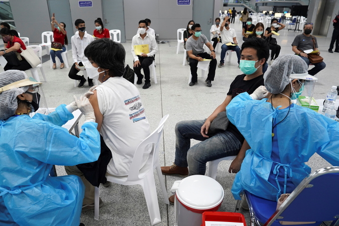 Người dân được tiêm vaccine Covid-19 tại Trung tâm Tiêm chủng Trung ương, Bangkok, Thái Lan. Ảnh: Reuters