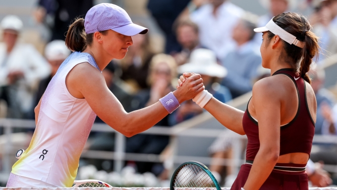 Swiatek bắt tay Raducanu ở vòng hai Roland Garros, trên sân Trung tâm Philippe Chatrier, Paris, Pháp hôm 28/5. Ảnh: ATP
