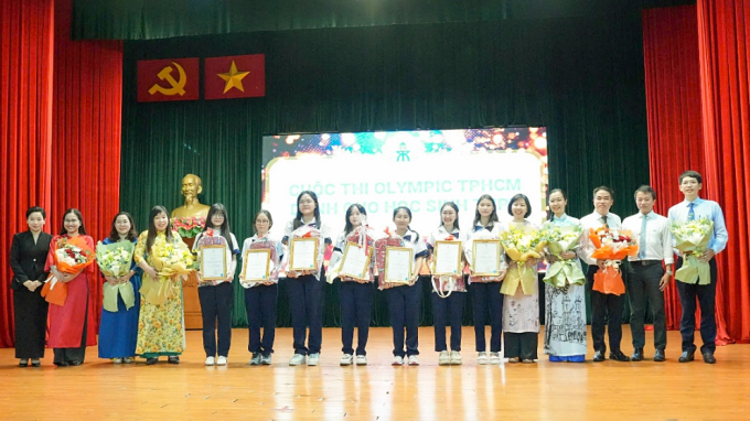 Tổng giám đốc VietnamGroove (góc trái ngoài cùng) trao học bổng cho học sinh trường THCS và THPT Trần Đại Nghĩa. Ảnh: VietnamGroove