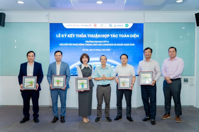 Đại diện trường Đại học FPT, VALOMA và các đối tác tại lễ ký kết thỏa thuận hợp tác. Ảnh: Trường Đại học FPT