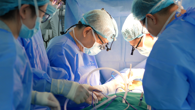 Êkíp thực hiện phẫu thuật cho người bệnh. Ảnh: Bệnh viện Đa khoa Tâm Anh