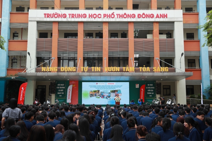 Lễ phát động Chương trình bồi dưỡng kiến thức pháp luật và kỹ năng lái xe gắn máy an toàn cho học sinh THPT và các cơ sở giáo dục nghề nghiệp tại Trường THPT Đông Anh (Hà Nội). Ảnh: HVN
