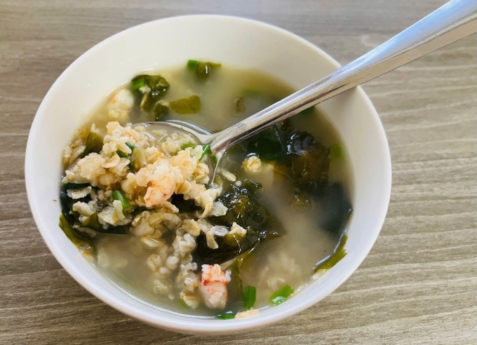 Cháo gạo lứt, yến mạch là món ăn thanh mát giúp cải thiện làn da trong mùa hè. Ảnh: Đình Diệu