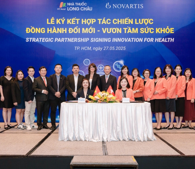 Đại diện FPT Long Châu và Novartis tại lễ ký kết sáng 27/5. Ảnh: Long Châu