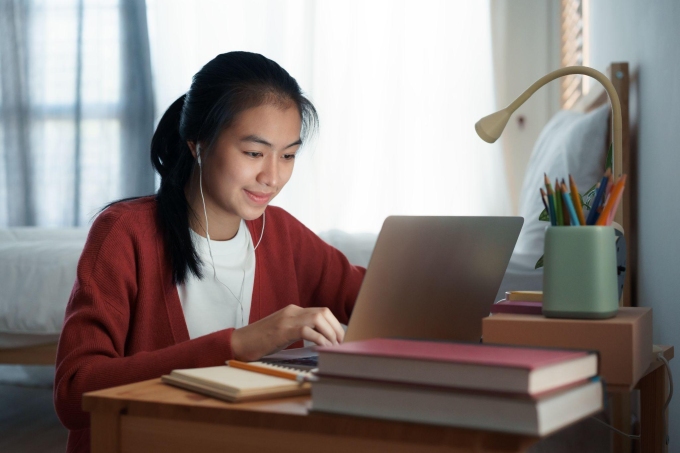 Liên tục luyện đề để tăng điểm IELTS là phương pháp phổ biến hiện nay. Ảnh: VUS