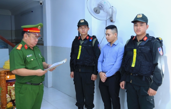 Tưởng bị Cảnh sát đọc lệnh tạm giữ. Ảnh: Thái Hà