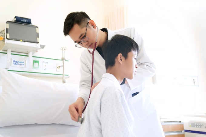 Bác sĩ Quân khám cho người bệnh. Ảnh: Bệnh viện Đa khoa Tâm Anh