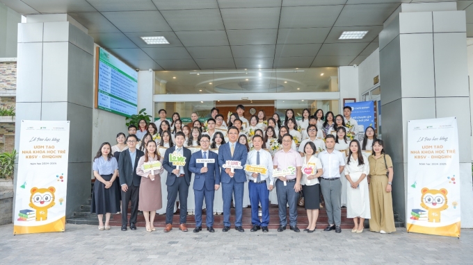 Đại diện KBSV, lãnh đạo Đại học Quốc gia Hà Nội và 40 sinh viên xuất sắc được vinh danh trong lễ trao học bổng Ươm tạo nhà khoa học trẻ năm học 2024 - 2025. Ảnh: KBSV
