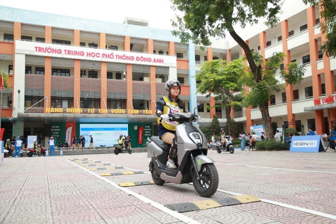 Học sinh thực hành lái thử xe dưới sự giám sát của hướng dẫn viên lái xe an toàn của HVN. Ảnh: HVN