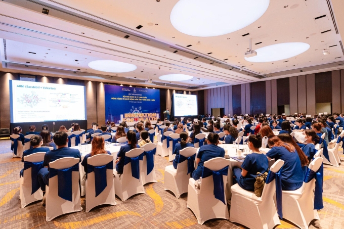Ban tổ chức công bố chương trình đào tạo Đồng hành vì người bệnh mạn tính sống khỏe 4 mùa. Ảnh: Long Châu